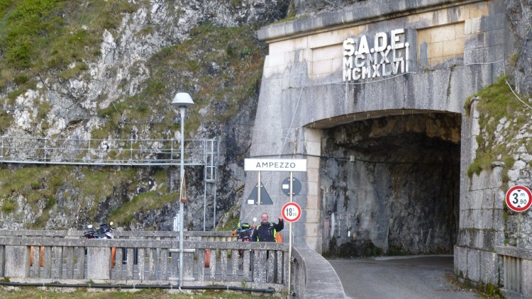 19-Tunnel-an-der-Staumauer